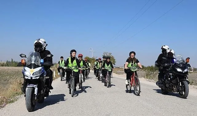 Lise Öğrencileri Doğal ve Tarihi Güzellikler Eşliğinde Pedal Çevirdi