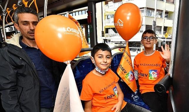 Lösemili çocuklar için renkli otobüs turu