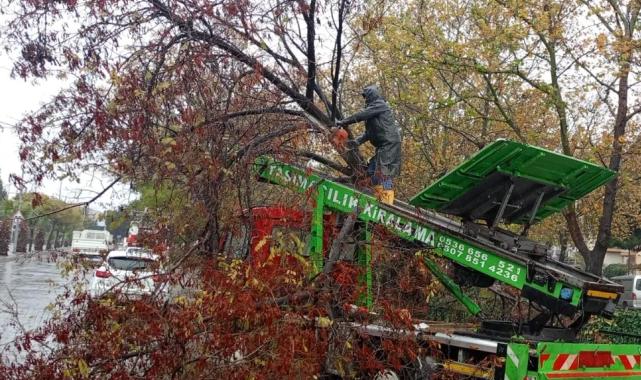 Manisa’da ekipler yağış ve fırtınaya karşı sahada
