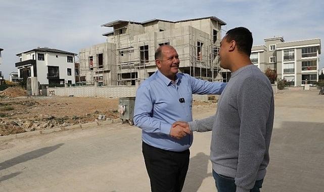 Menderes Belediye Başkanı İlkay Çiçek, hizmetleri yerinde takip ediyor.