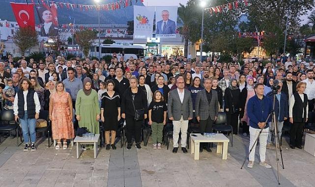 Minik öğrencilerden Cumhuriyet gösterisi