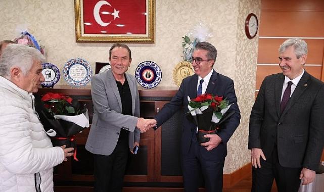 Muhtarlar, ‘Hasan Hoca’nın öğretmenler gününü kutladı