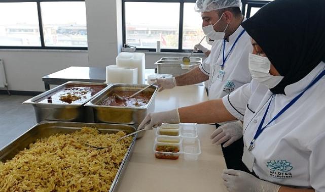 Nilüfer’de ihtiyaç sahiplerine sıcak yemek desteği