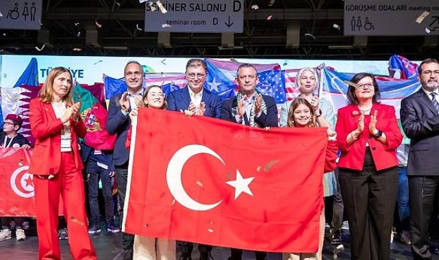 Özgür Özel dünya çocuklarına Atatürk’ün sözleriyle seslendi: Yurtta barış, dünyada barış!