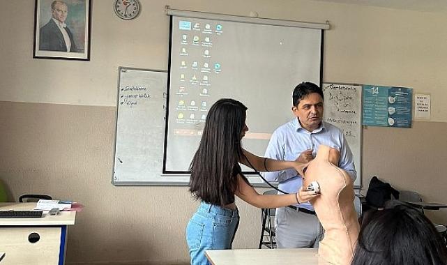 Prof. Dr. Ekşi, kendi geliştirdiği eğitim simülatörünü öğrencilerin eğitiminde kullanmaya başladı