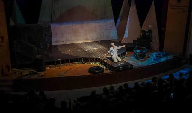 Sakarya’da izleyenleri büyüleyen tek kişilik dev oyun