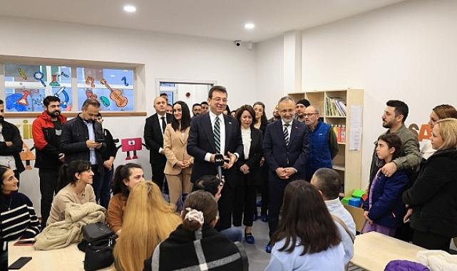 TBB ve İBB Başkanı Ekrem İmamoğlu, Eyüpsultan’daki Yuvamız İstanbul Çocuk Etkinlik Merkezi’nde miniklerle sohbet etti, velilerle dertleşti.