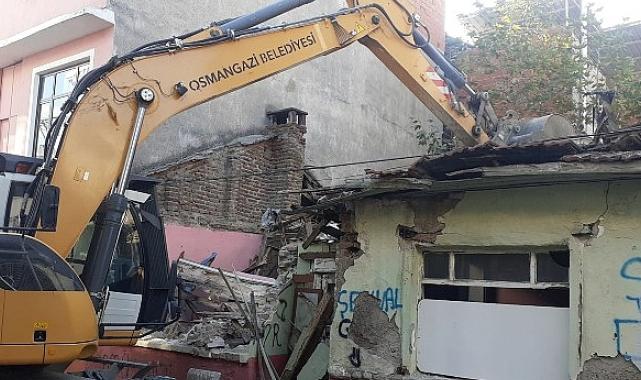 Tehlike saçan metruk bina yıkıldı