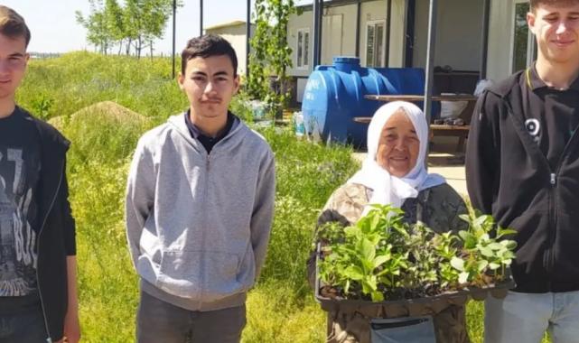 Tekirdağ’da öğrenciler ürettikleri fideleri köy kadınlarına ücretsiz dağıttı