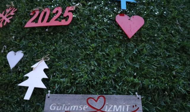 10 metrelik yılbaşı ağacı yerini aldı