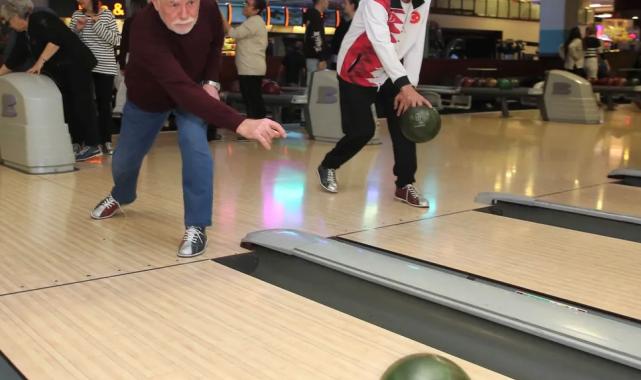 Ankara’da huzurevi sakinleri bowling ile eğlendi