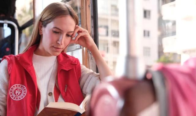 Antalya’da nostalji tramvayında kitap okudular