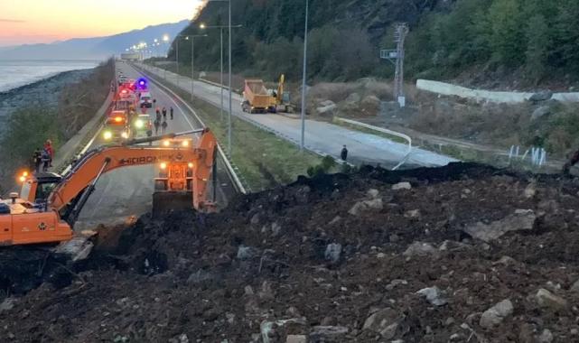Artvin’de heyelan kabusu: Dağ koptu yola indi! O yol çift yönlü ulaşıma kapandı!