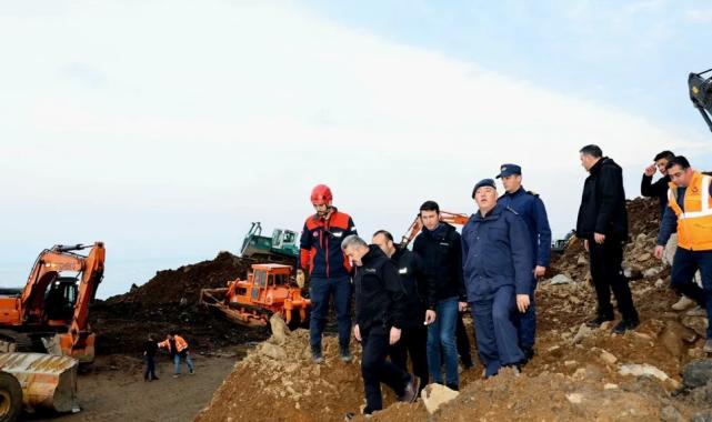 Artvin’de heyelandan kapanan yolda ulaşım tek şeritten!