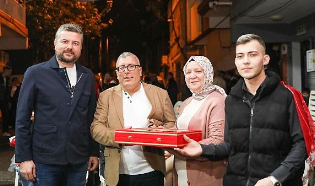 Başkan Görkem Duman’dan asker gence bayrak sürprizi