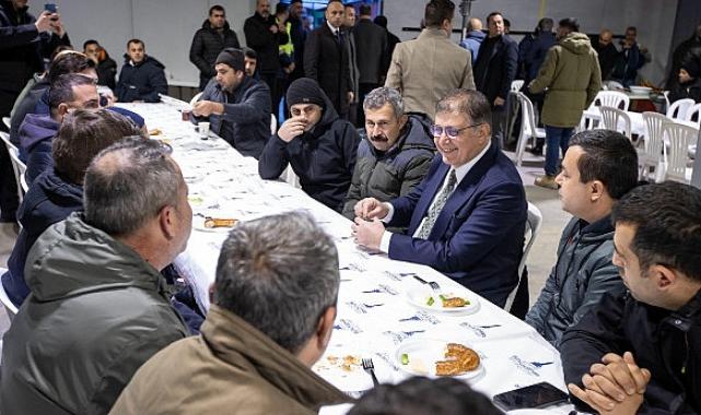 Başkan Tugay şantiyede Büyükşehir Belediyesi emekçileriyle buluştu “Namusumuzla, bütün gayretimizle İzmir için çalışmaya devam edeceğiz”