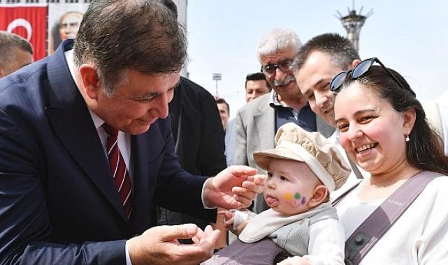 Başkan Tugay vadetti, uyguladı, yüzler güldü İzmirli kadınların “Anne Kart” mutluluğu