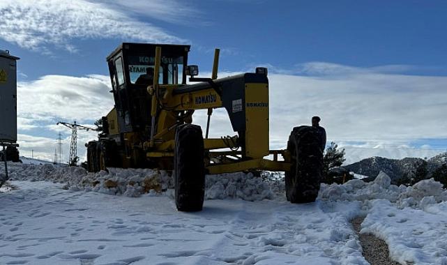 Belediye ekipleri kar yağışı sonrası kapanan yolları açıyor
