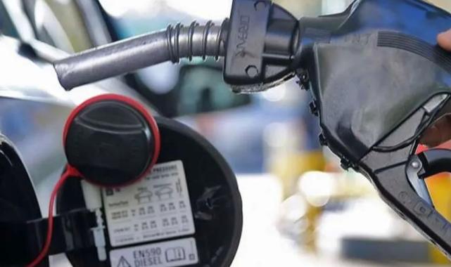 Benzine indirim pompaya ve tabelaya yansıdı