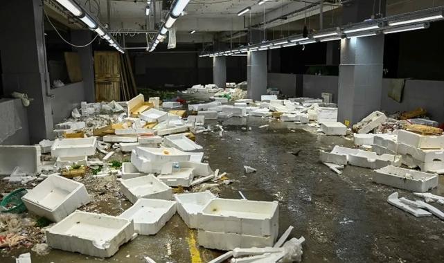 Bornova’da pazarcıya temizlik ve düzen tepkisi!