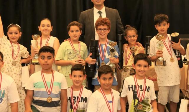 Bornovalı miniklerden Yeni Yıl hamleleri