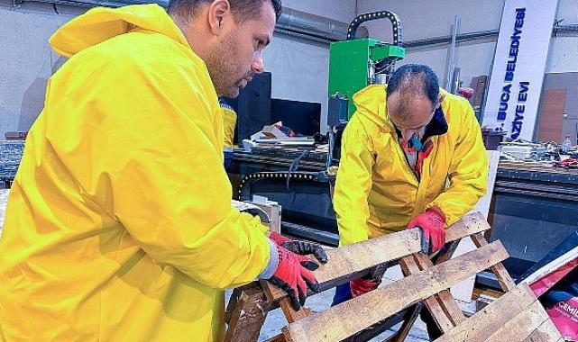 Buca’da atık malzemeler sokak hayvanları için yuvaya dönüşüyor