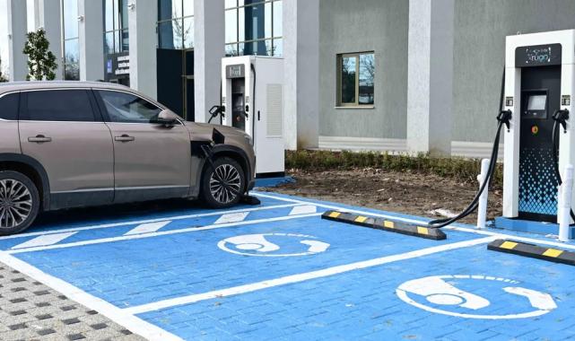 Bursa Karacabey’de elektrikli araç şarj istasyonları hizmete girdi