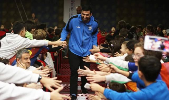 Bursa Nilüferli hentbolcular öğrencilerle buluştu