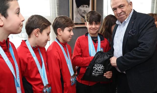 Bursa’da Başkan Özdemir başarılı sporcuları ağırladı