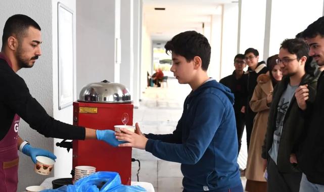 Bursa’da ders çalışan öğrencilere çorbalar Başkan Aydın’dan