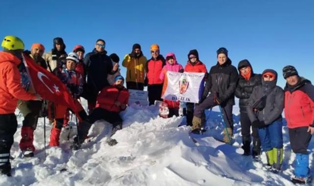 Bursalı dağcılar Hasan Dağı zirvesinde