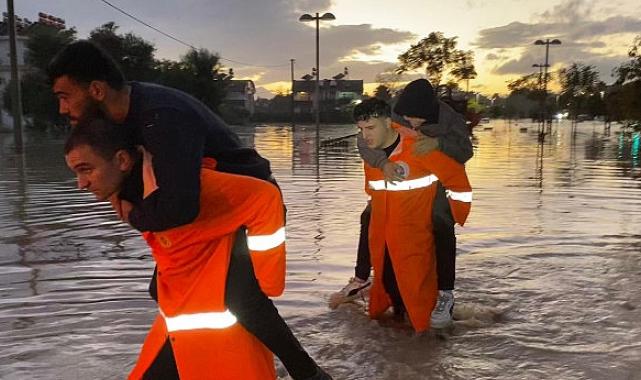 Büyükşehir ekipleri Manavgat’ta vatandaşın yanında