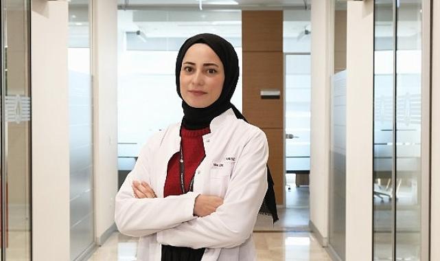 Çayı ve kahveyi şekerli içiyorsanız dikkat! Sıcak içeceklerdeki şeker asidik hale gelerek dişleri daha fazla aşındırıyor!