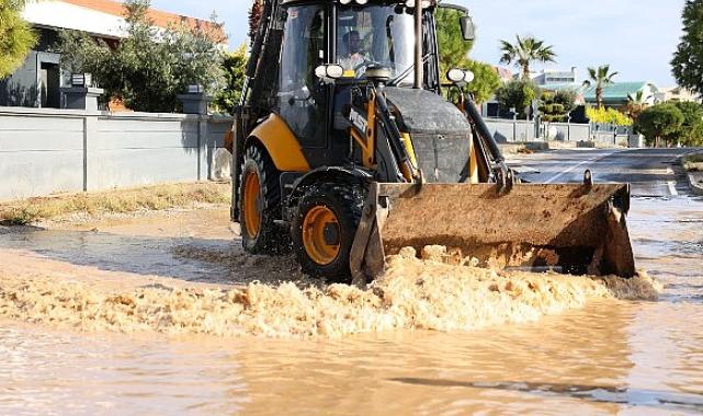 Çeşme Belediye ekipleri yoğun yağışa karşı sahada