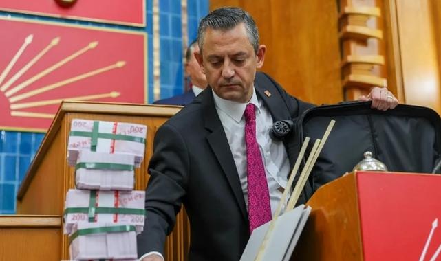 Deste deste banknotlarla ‘Özel’ gönderme! Özgür Özel: Parayı pul ettiler!