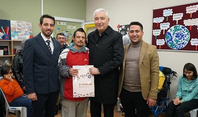 Dünya Engelliler Günü’nde, Kemalpaşa Belediye Başkanı Mehmet Türkmen özel gereksinimli bireyler ile bir araya geldi