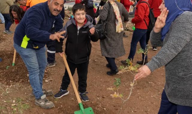 Engelli izciler fidanları toprakla buluşturdu