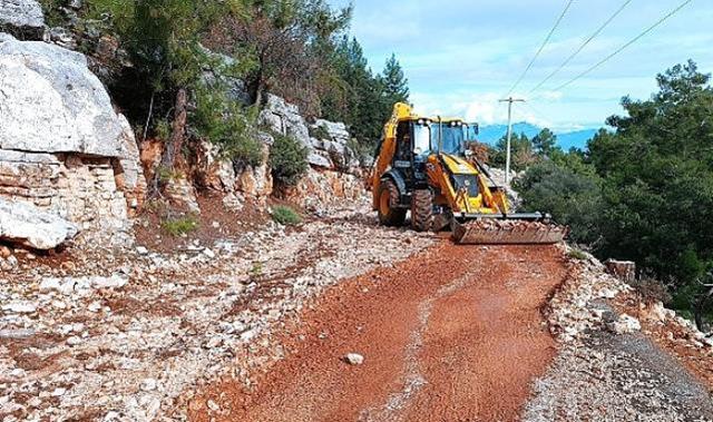 Finike’de taş ve mıcırla kaplanan yol temizlendi