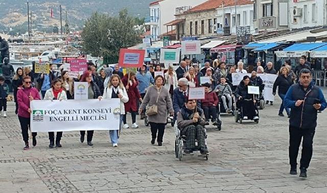 Foça’da Engelliler Farkındalık İçin Yürüdü