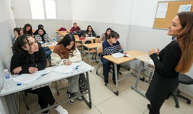 Gaziemir Belediyesi’nden bin 180 öğrenciye ücretsiz eğitim