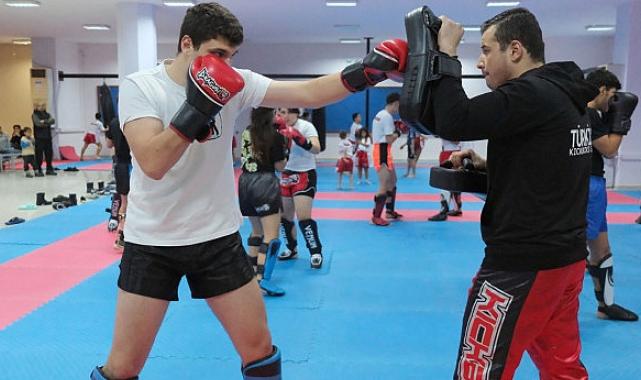 Geleceğin kick boksçuları antrenmanlarına devam ediyor