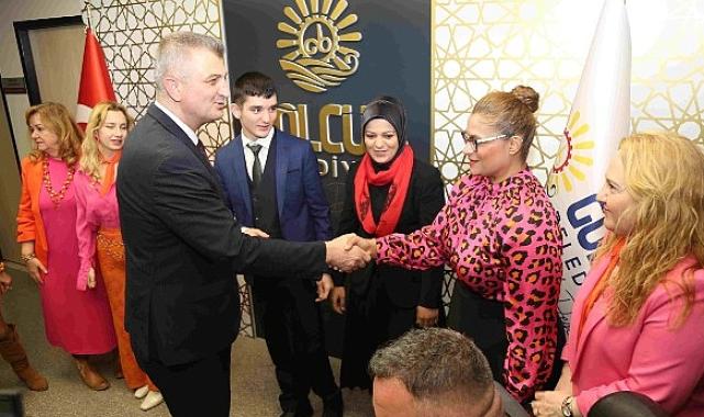 Gölcük Belediye Başkanı Ali Yıldırım Sezer, 3 Aralık Dünya Engelliler Günü kapsamında, başkanlık görevini özel birey Anıl Ege Aydın’a devretti.