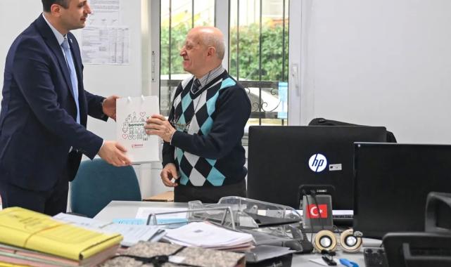 İzmir Bornova’da Başkan Eşki’den personele yeni yıl hediyesi