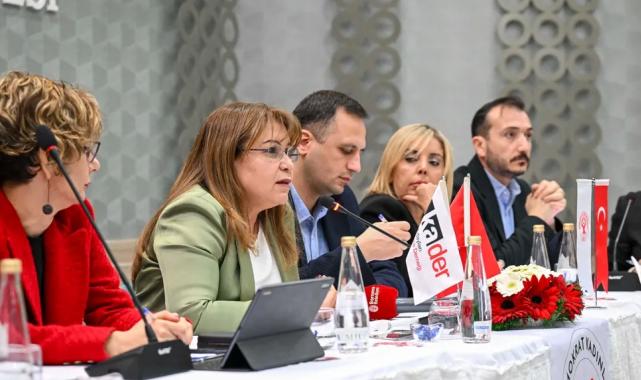 İzmir Bornova’da kadın haklarına duyarlı panel