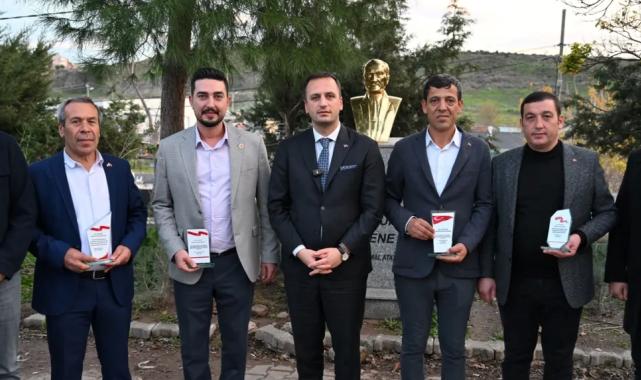 İzmir Bornova’da muhtarlardan Başkan Eşki’ye teşekkür plaketi