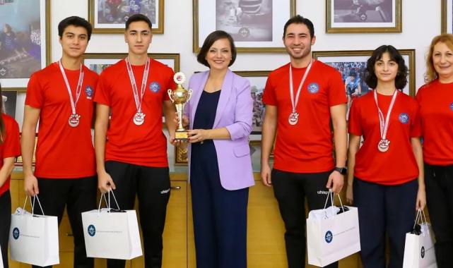 İzmir Karabağlar’ın gururu oldular