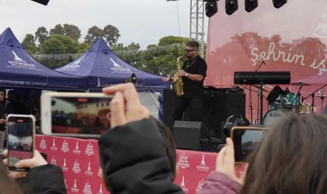 İzmir’de Yeni Yıl Festivali’nde coşku dolu anlar