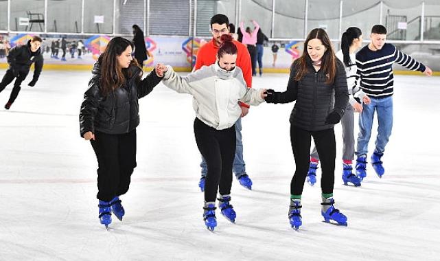 İzmir’in buz pisti doldu taştı Başkan Tugay “zam yok” dedi