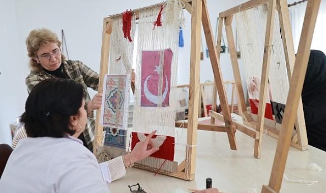 Kadınlar Kök Boya Tekniği Kullanarak Halı ve Kilim Dokuyor