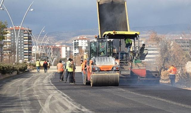 Kahramankazan Belediye Başkanı Selim Çırpanoğlu, Yıldırım Beyazıt Mahallesi’nde yürütülen asfalt çalışmalarını yerinde inceledi.